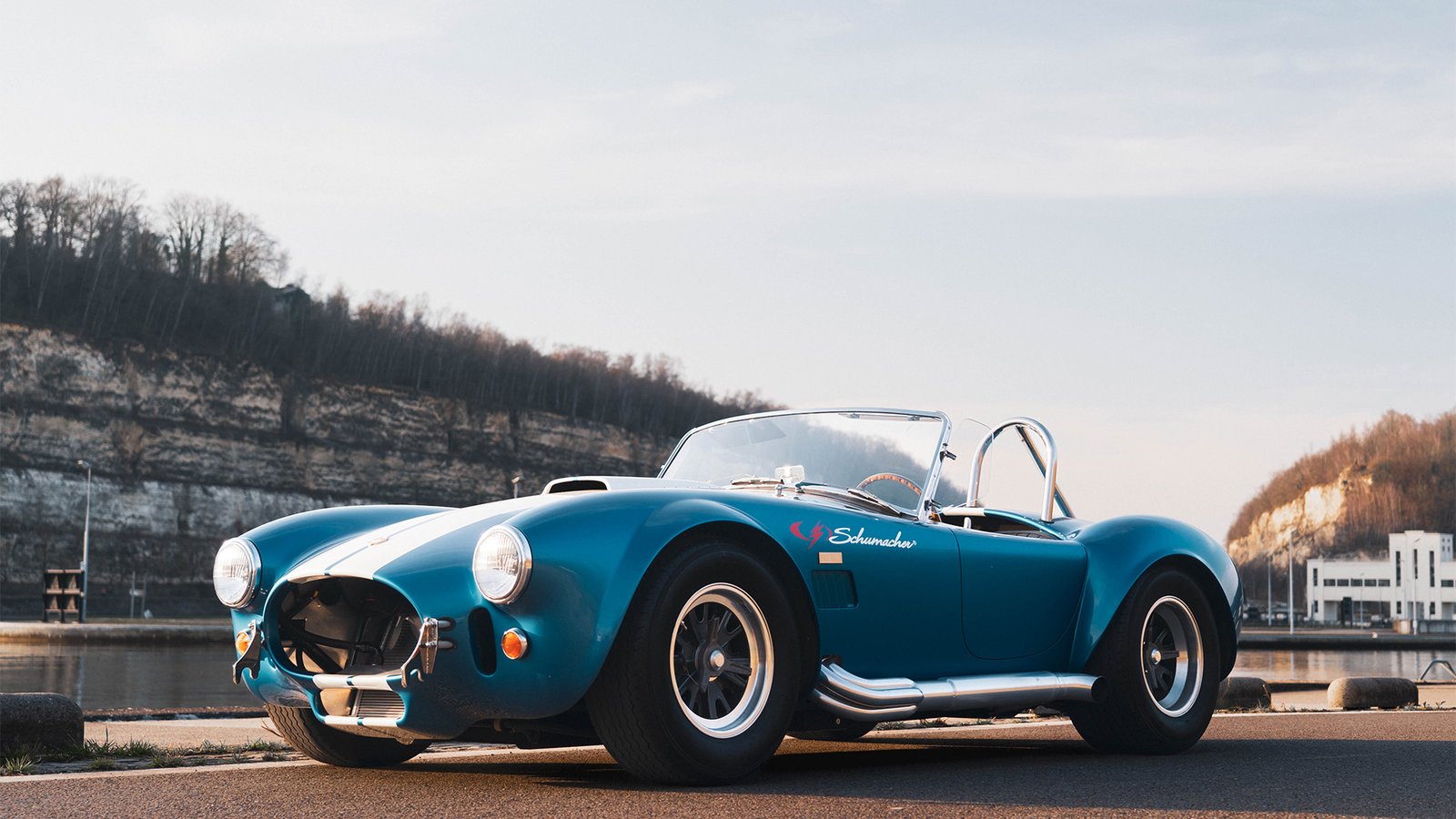 Shelby Cobra bleue au bord de l'eau, à contre-jour