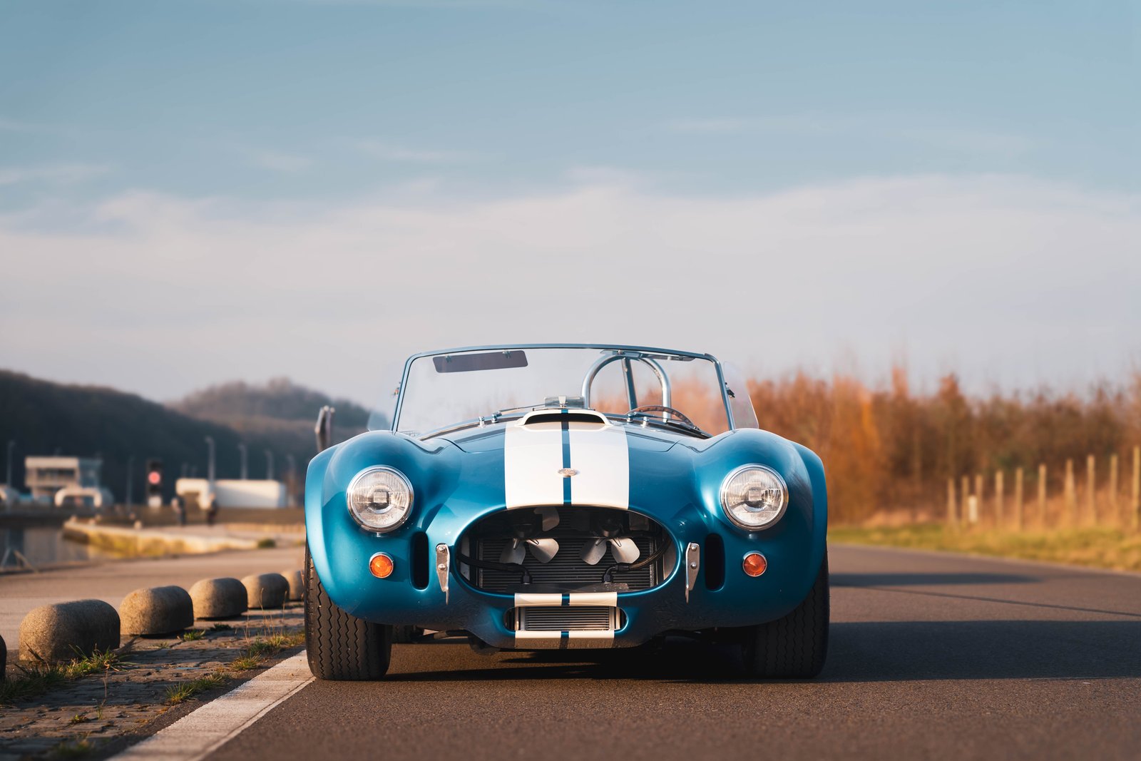 Shelby Cobra bleue, vue de face sur une route