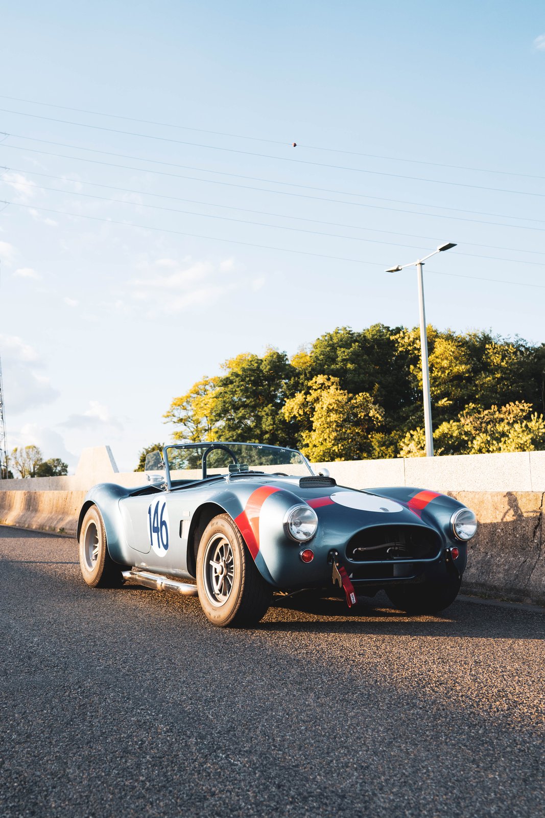 Shelby Cobra bleue, plan large au bord de l'eau
