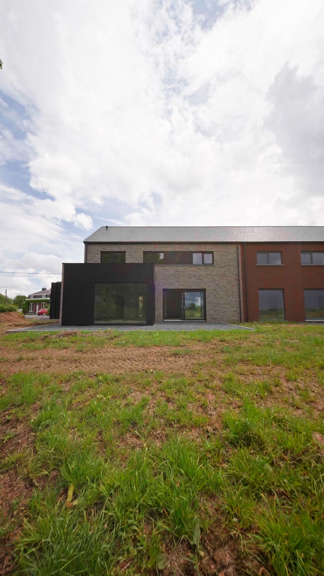 Avant : terrain nu devant la maison