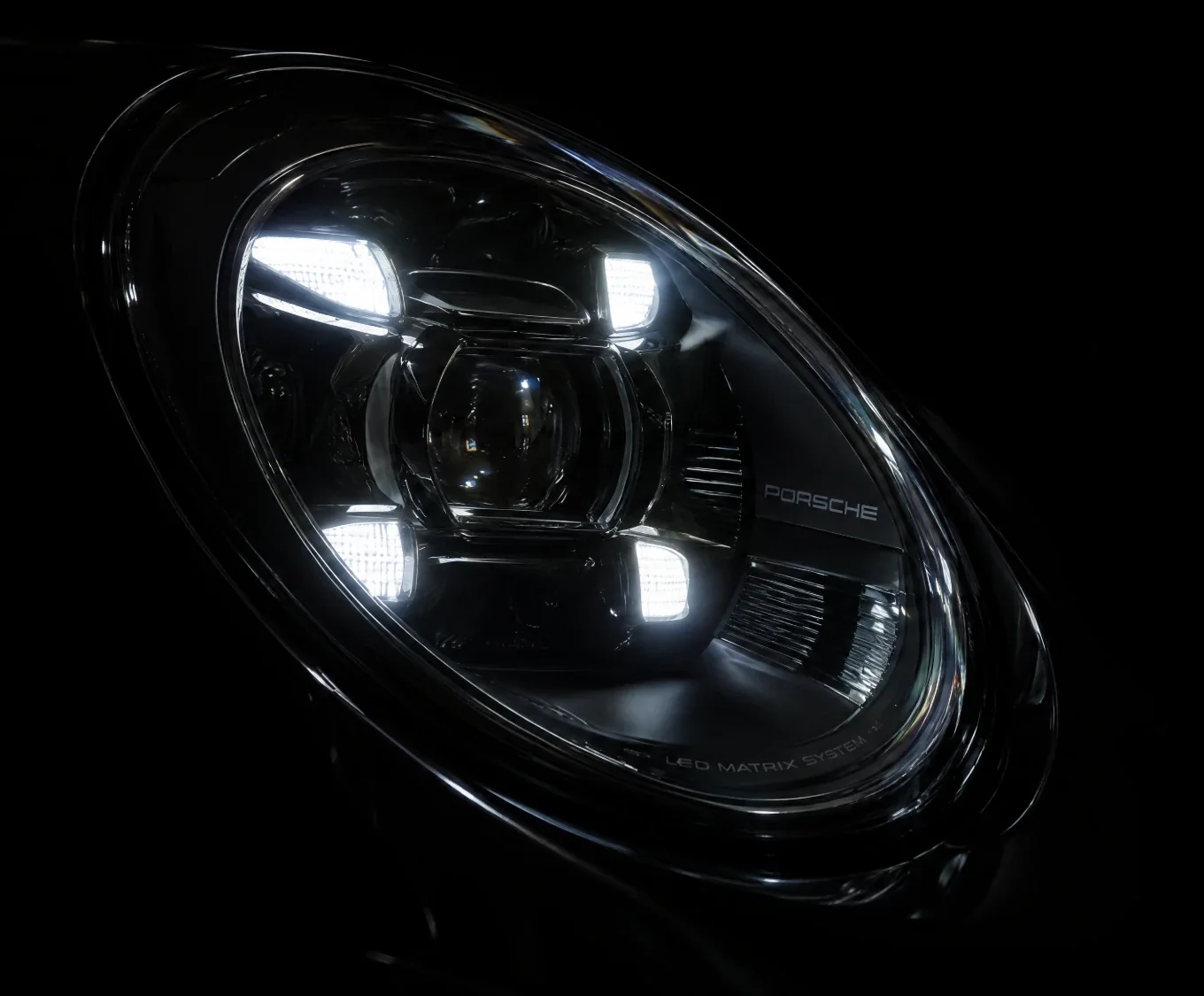 Phare LED d'une Porsche, allumé dans la nuit